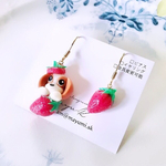 ＊イヤリングなどへ金具変更可能＊イチゴ🍓をはむるキャバっ子ピアスorイヤリング🐶キャバっ子選択できます🐶