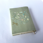 花の刺繍のブックカバー