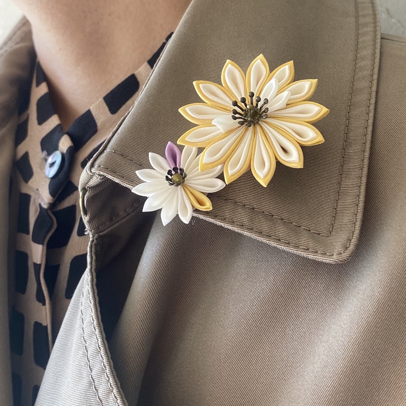 黄色と白い花のブローチ【つまみ細工/正絹】Yellow and white flower brooch 4,828円