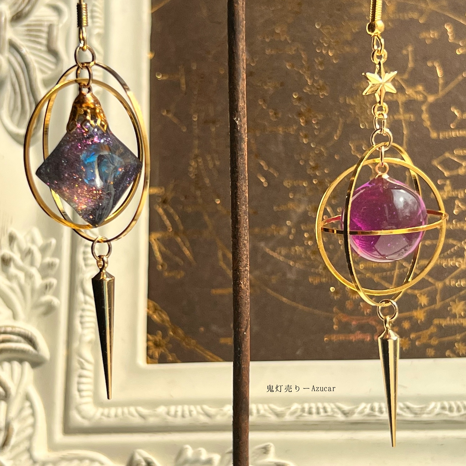 惑星天球儀のアメジスト色とエメラルド色のフローライトピアス　イヤリング エメラルドとアメジスト色の天球儀と惑星ピアス イヤリング