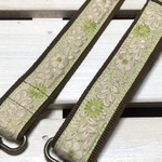 30mm幅・斜め掛けストラップ☆茶色ベルト×薄いグリーンサテン風生地に生成り花刺繍+控えめスパンコール