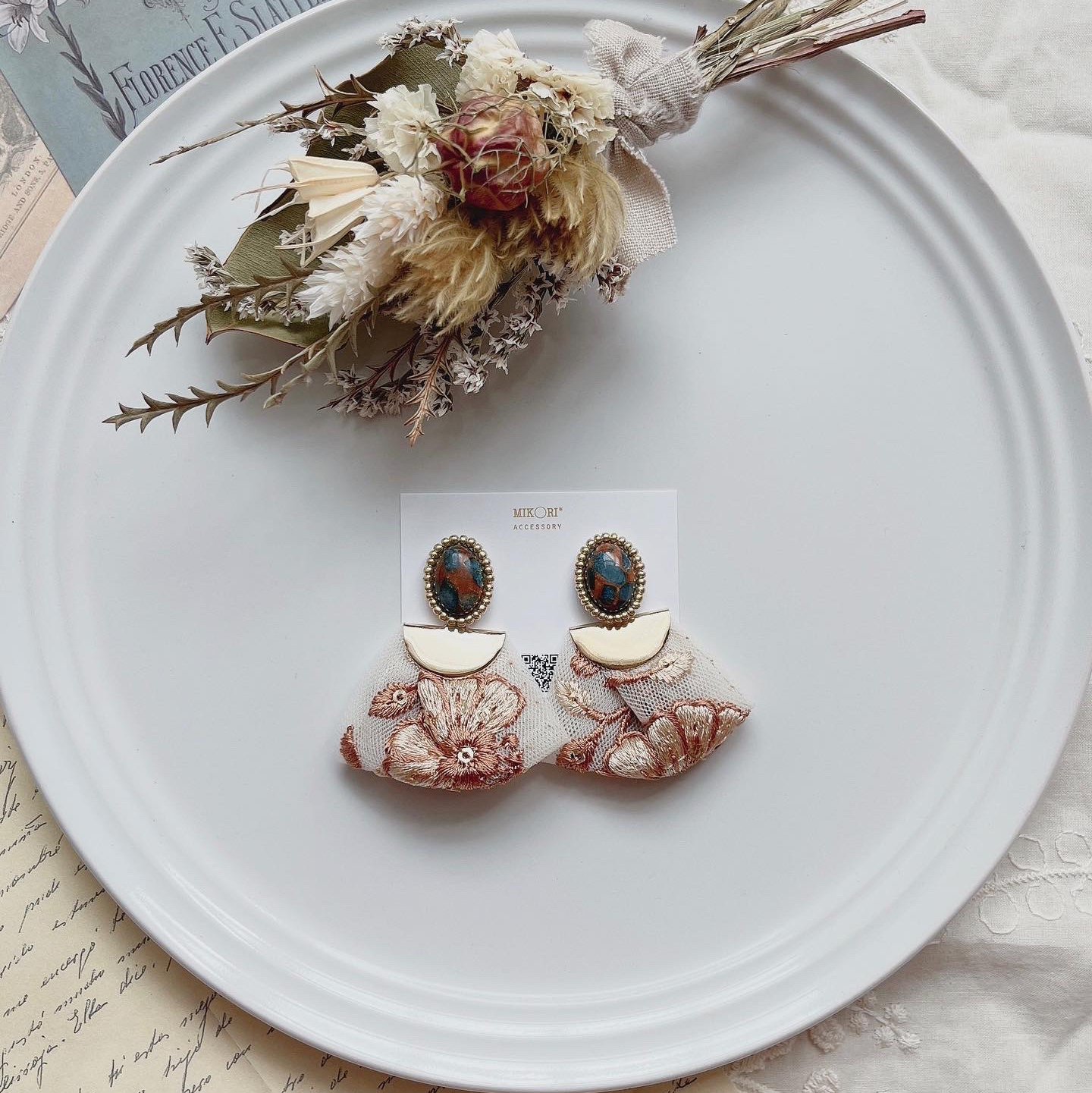 2way ♡ ブラウン ネイビー 合成石 インド刺繍リボン 秋 ピアス