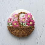 【コスモスの花籠】刺繍ブローチ (ナチュラル)