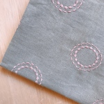 【綿麻シーチング50×50】刺繍リング・グレー