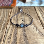 一粒天然石ビーズのマクラメブレスレット(ラブラドライト)