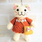 秋のお出かけ猫さん♪2022　【白猫・レンガ色ワンピ】ストラップ