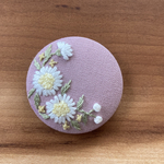 刺繍くるみボタン（ヘアゴム/ブローチ）