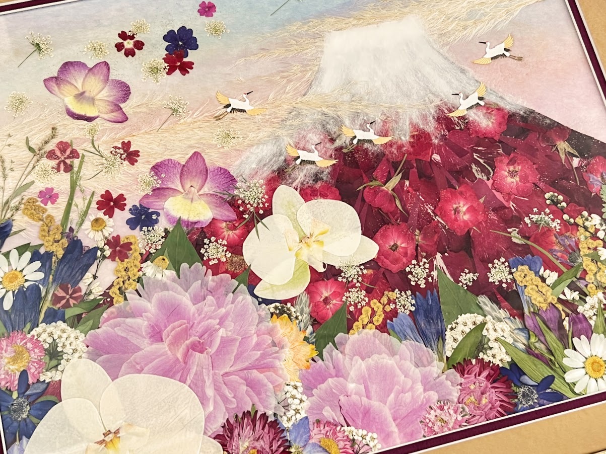 縁起の良い押し花額 お花が乱舞！5羽の鶴がはばたく赤富士アート