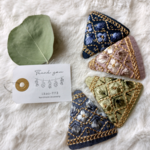 色が選べるインド刺繍リボンの大きなトライアングルパッチンピン