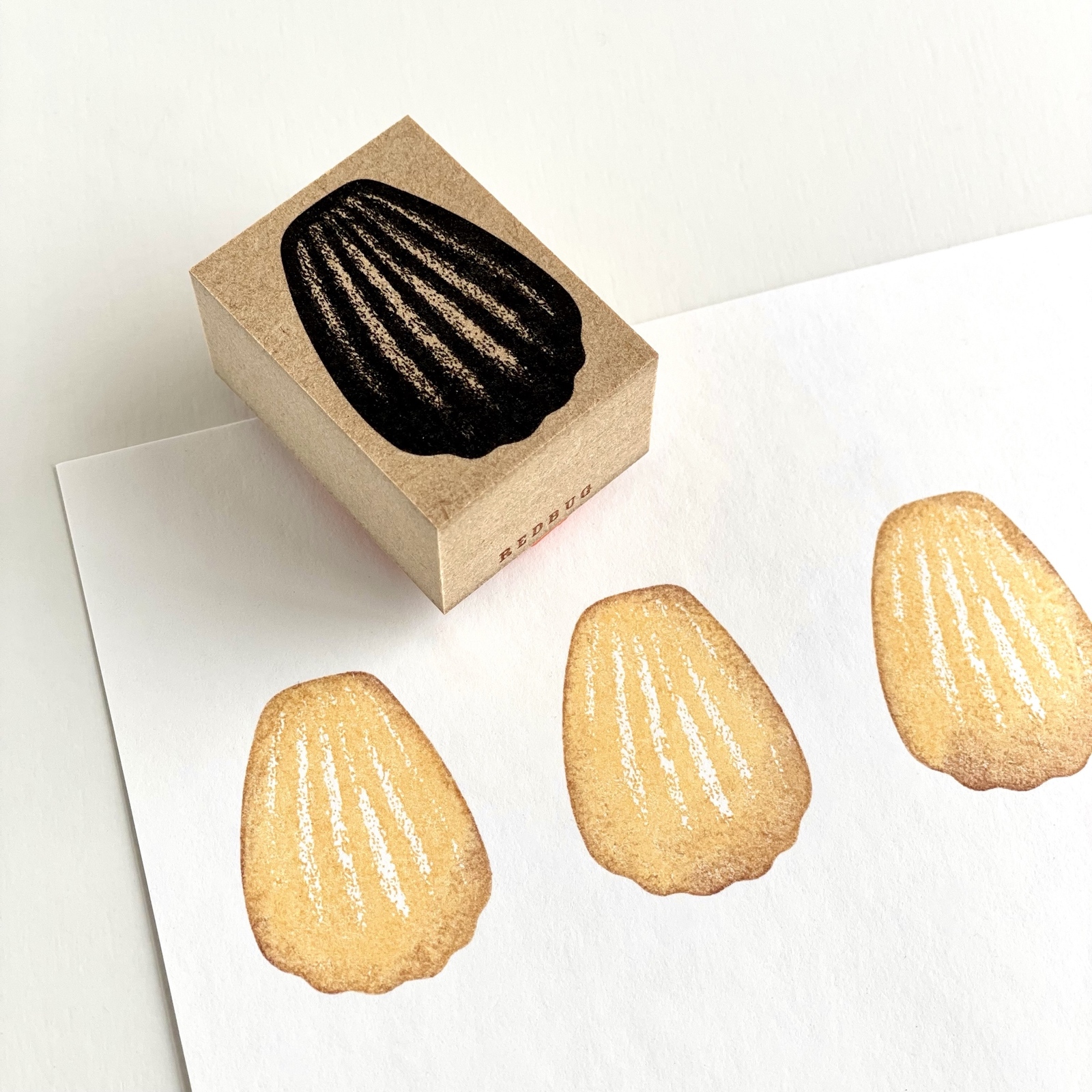 マドレーヌのラバースタンプ 焼き菓子はんこ［30×40mm］ - Redbug