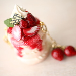 ストロベリーパンケーキのバッグチャーム　(スイーツデコ フェイクスイーツ）