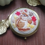 手刺繍ピルケース(小物入れ)「リスとドングリ~秋の庭から~」🔴ご予約分