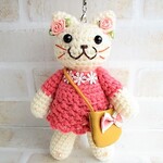 秋のお出かけ猫さん♪2022　【白猫・コーラルピンク色ワンピ】ストラップ