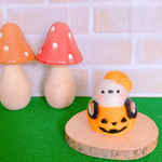 ハロウィン🎃カボチャにすっぽりシマエナガ