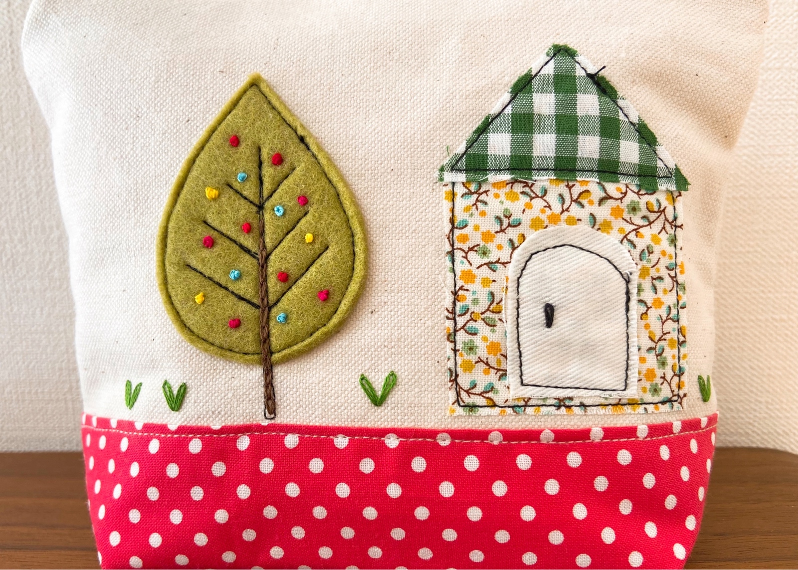 美品　archivio  ドット柄   ポーチ　2点 再販！ミシン刺繍 ドット柄のお家が可愛い頒布ポーチ（16センチ
