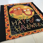 ハロウィンの小さめタペストリー『仲良しふくろうの大合唱』