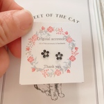 黒　小さい花ピアス　樹脂ピアス