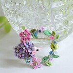 ラベンダー色のハリネズミさんとお花のリングブローチ。つまみ細工。