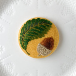 どんぐりの手刺繍ブローチ黄