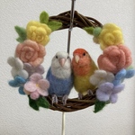 ※専用ページです※ xxwokayuxx様のコザクラインコちゃん、セキセイインコちゃん、サザナミインコちゃんとお花のリースです♪羊毛フェルト