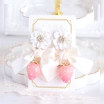 みるくいちご🎀🤍フラワーピアス♡イヤリング