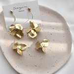 【再販】　ピアス　イヤリング　ゴールド　フラワー　2連　金属アレルギー対応　3連　花　結婚式　ウエディング　入学式　成人式　卒業式　ブライダル　花嫁　前撮り　個性　揺れる　うねうね　パール　