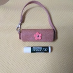 レザークラフト　便利なレザー小物、お花が可愛い～ストラップ付きリップクリームケース　（本革）