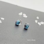 星屑の欠片ピアス(ブラック)/サージカルステンレス316/金属アレルギー対応/一粒ピアス/小さめ/鉱石/レジン