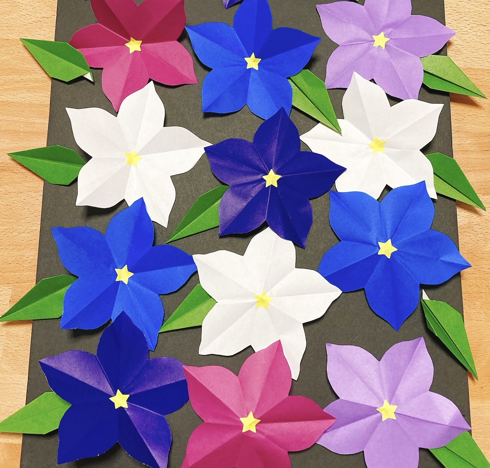 折り紙】マーガレット てんとう虫 壁面飾り - poco＊mama ORIGAMI