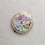 【訳あり　内側と外側シミあり】リネンと刺繍の春の野の花コンパクトミラー