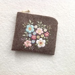 フェルトと刺繍のカラフルフラワーのファスナー付き小物入れ