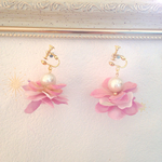 新色pink はなびらとパールのイヤリングorピアス