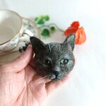 灰色猫のブローチ（グリーンゴールドの眼）