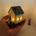 クリスマス ツリーと木製ミニチュアハウス ライトオリーブ色屋根