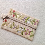 リネンと刺繍の野の花のファスナー付小物入れ　スクエア型