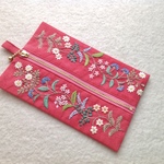 リネンと刺繍の野の花のファスナー付小物入れ　赤スクエア型