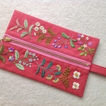 リネンと刺繍の野の花のファスナー付小物入れ　2赤スクエア型