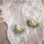 Hana オーガンジーリボンのフリルフープピアス Green