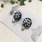 シロツメクサとパールのデニムピアス