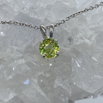 スフェーンのシンプルネックレスB～0.65ct（グリーン系）