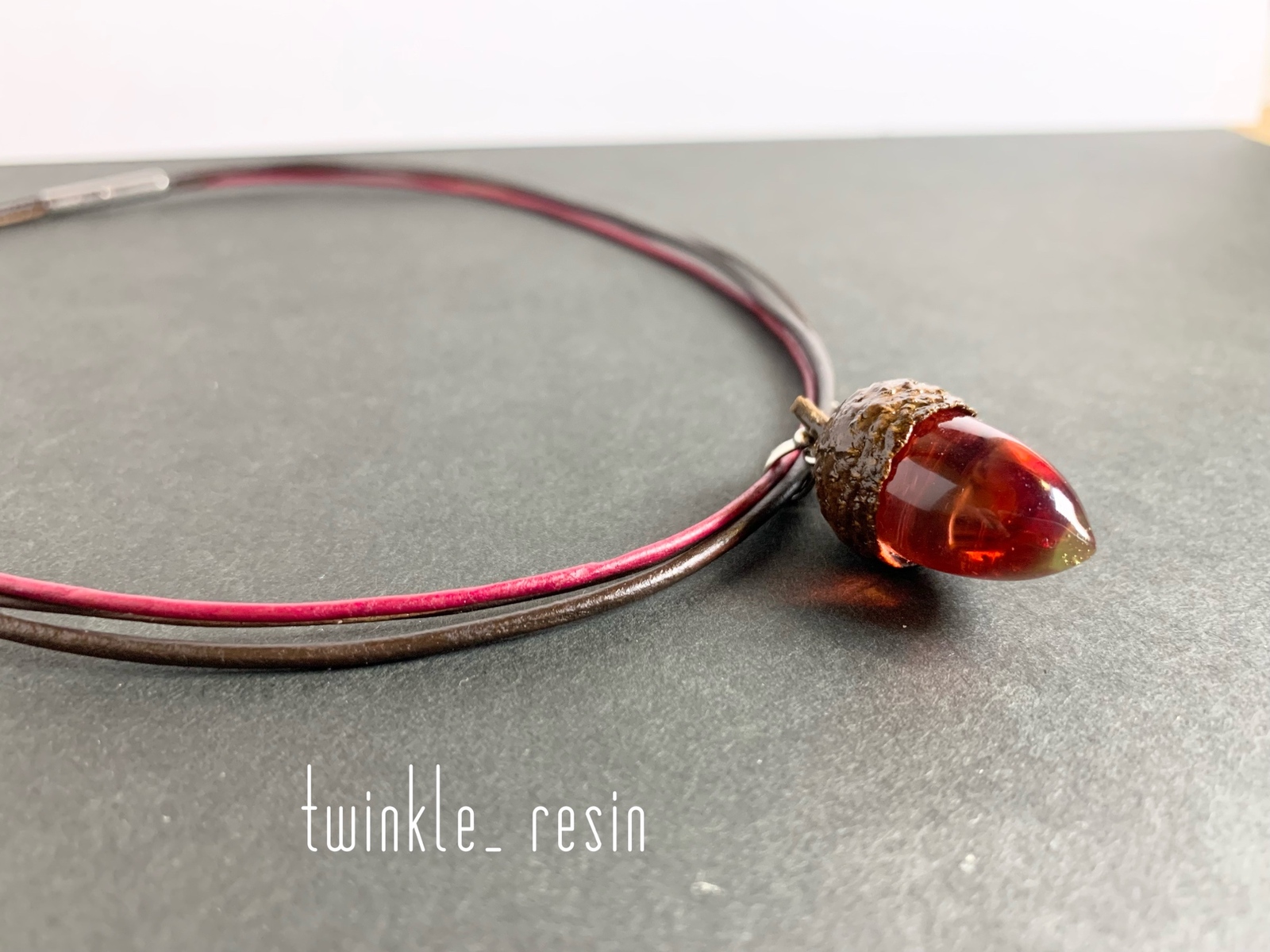 ドングリレジンのネックレス革紐《赤緑》 - TWINKLE_RESIN'S