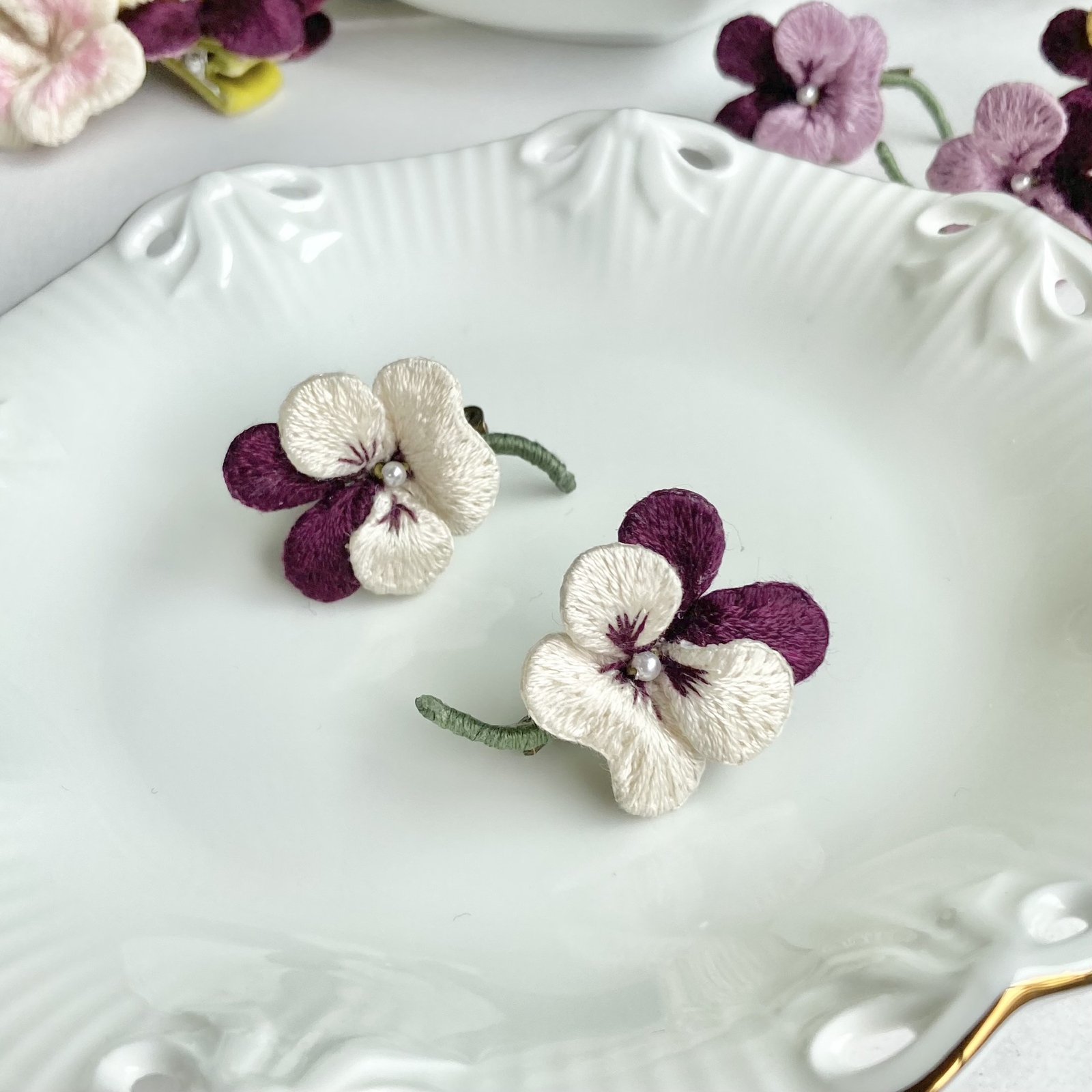 立体刺繍 ビオラ viola 小さいブローチ 〈オールドイエロー
