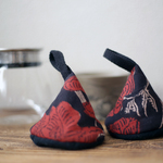 【ラスト1点】三角鍋つかみ　2個セット　インドブロックプリント　バグルー伝統染　黒＆赤　キッチン雑貨　花柄　エスニック