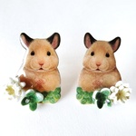 《ピアス ・ ノンホールピアス》おすまし ハムスター と よつ葉の クローバー ＆ シロツメクサ