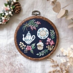 【カフェ時間の刺繍フレーム紺】お誕生日プレゼントや大切な方への贈り物に。オイルパステルで描いた手作りのカード付き。おうち時間を優しく彩る刺繍インテリア。