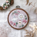 【カフェ時間の刺繍フレームピンク】お誕生日プレゼントや大切な方への贈り物に。オイルパステルで描いた手作りのカード付き。おうち時間を優しく彩る刺繍インテリア。
