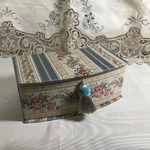 カルトナージュ　刺繍生地マスクケース　タッセル付き