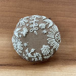 刺繍くるみボタン（ヘアゴム/ブローチ）