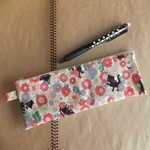 お花畑の黒猫のビニコペンポーチ 