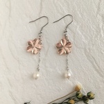 ピンクゴールドの花と天然パールピアス/イヤリング